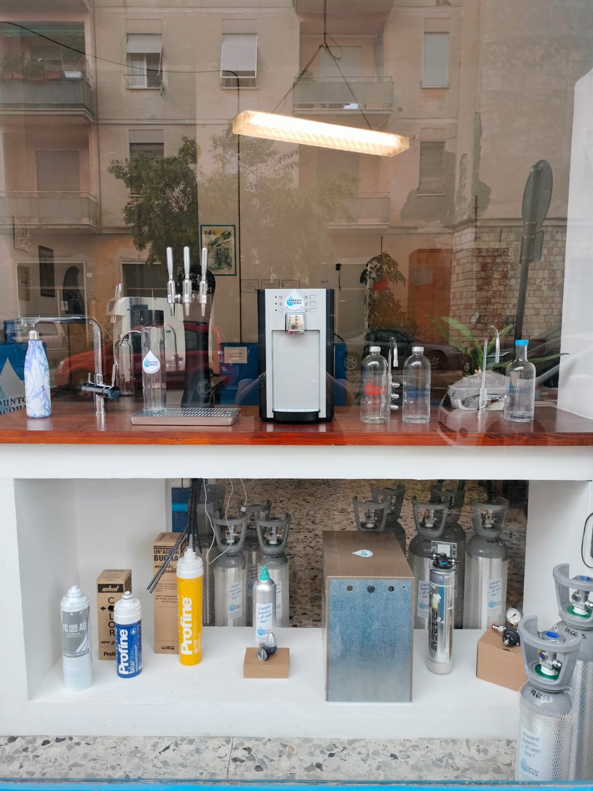 La vetrina del negozio Punto Acqua in Via Montegrappa: erogatori, cartucce Profine e bombole CO₂