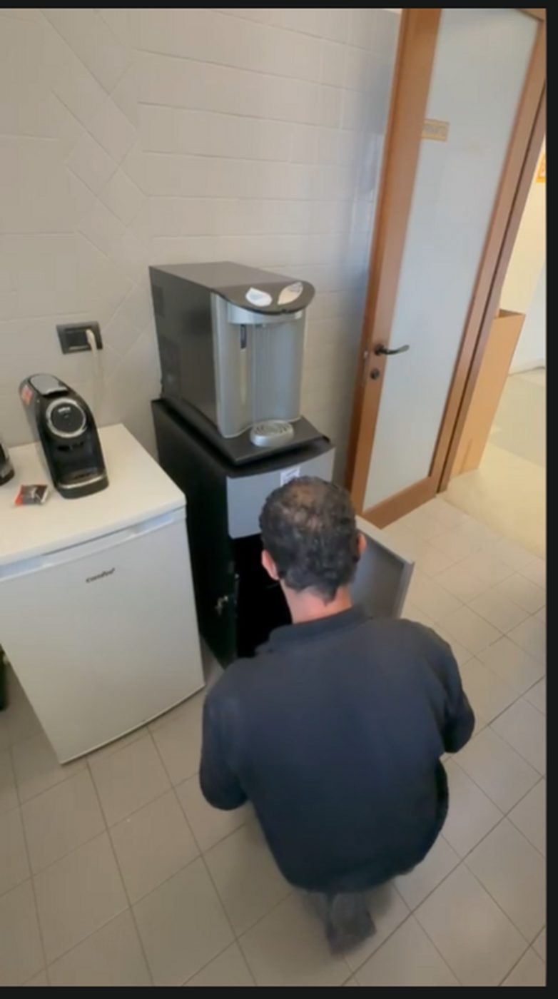Damiano al lavoro durante un'installazione Punto Acqua
