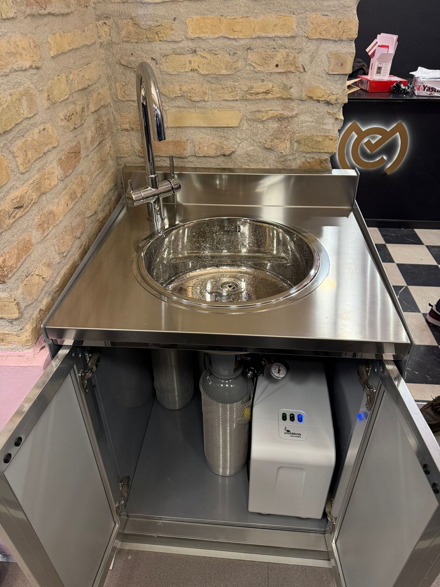 Impianto sottobanco Unitekno con bombola CO₂, installato dentro un mobile in acciaio da Fabula