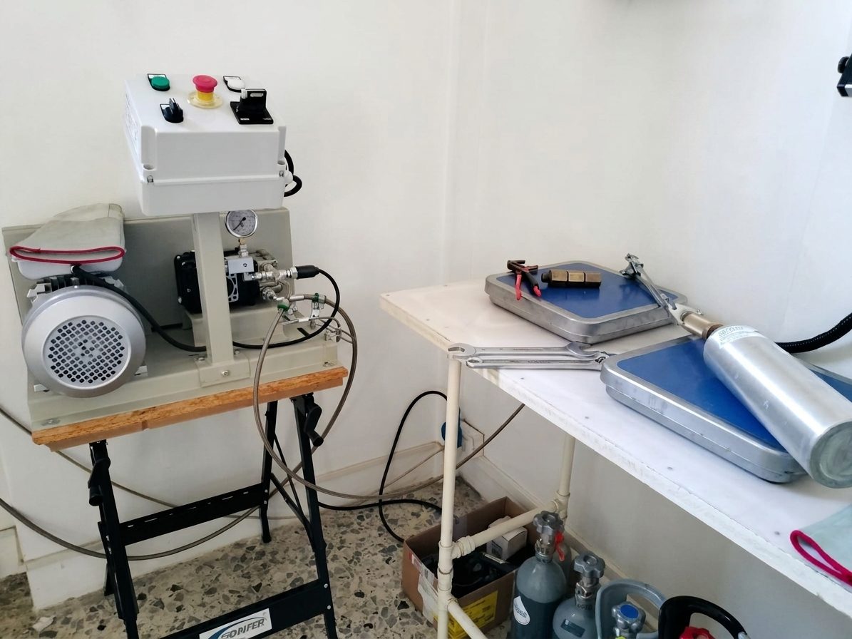 Pompa di travaso CO₂ e bilance elettroniche di pesatura in officina